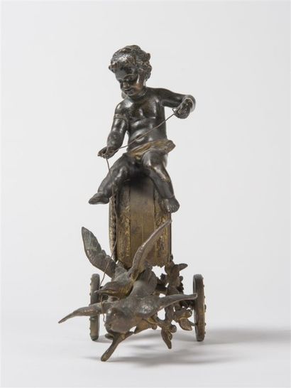 Pendulette de table en bronze patiné, angelot...