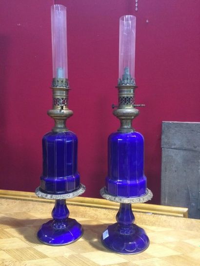 Paire de lampes à pétrole en porcelaine bleue...