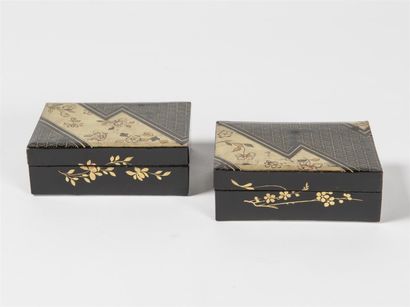 Paire de petits coffrets en carton bouilli...