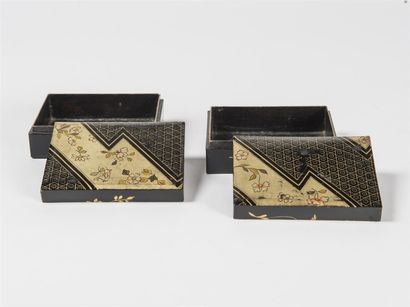 Paire de petits coffrets en carton bouilli...