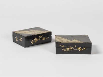 Paire de petits coffrets en carton bouilli...