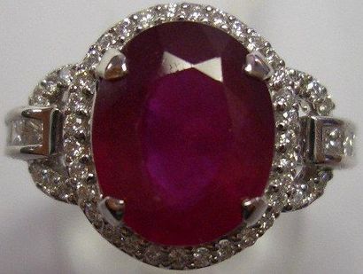 Bague en or blanc, griffée d'un rubis traité...