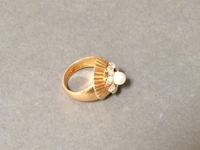 Bague en or jaune (750) 18K corolle, ciselée...