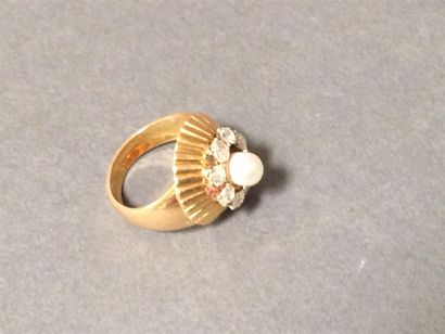 Bague en or jaune (750) 18K corolle, ciselée...