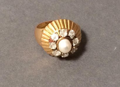 Bague en or jaune (750) 18K corolle, ciselée...
