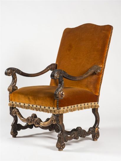 Fauteuil en bois naturel mouluré 
Style 17ème...