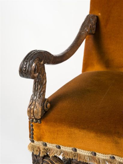 Fauteuil en bois naturel mouluré 
Style 17ème...