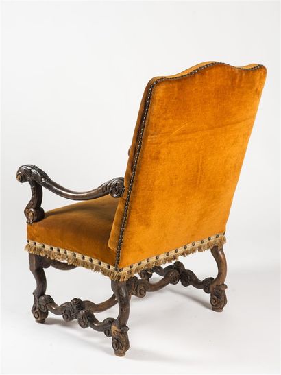 Fauteuil en bois naturel mouluré 
Style 17ème...