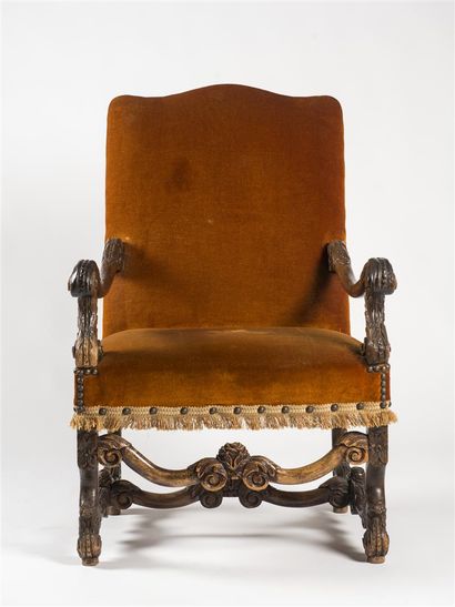 Fauteuil en bois naturel mouluré 
Style 17ème...
