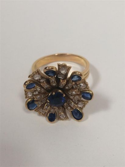 Bague en or jaune formant étoile de diamants...