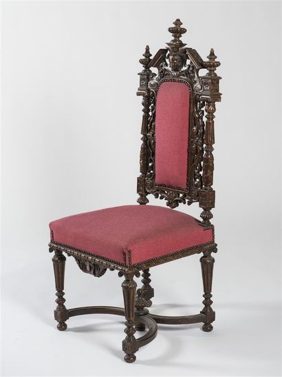 Chaise gothique en bois naturel très richement...