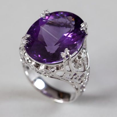 Bague en or blanc, quatre doubles griffes...