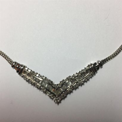 Collier tour de cou en or 14K (585). Motif...