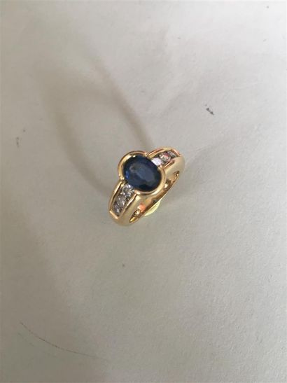 Bague en or jaune (750) 18K centré d'un saphir...