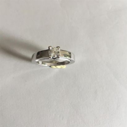 Bague en or blanc (750) 18K griffée d'un...