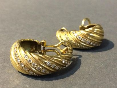 Paire de boucles d'oreilles en or jaune (750)...