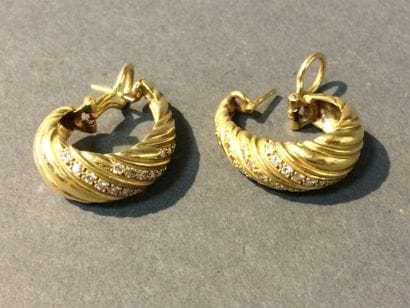 Paire de boucles d'oreilles en or jaune (750)...