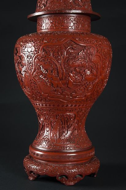 CHINE
Important vase de forme balustre en...