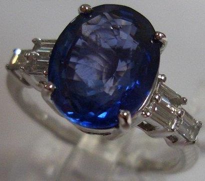 Bague en or blanc ornée d'un saphir taille...