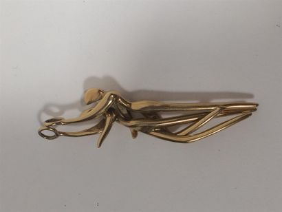 CHARLES JOURDAN. Pendentif en métal doré...