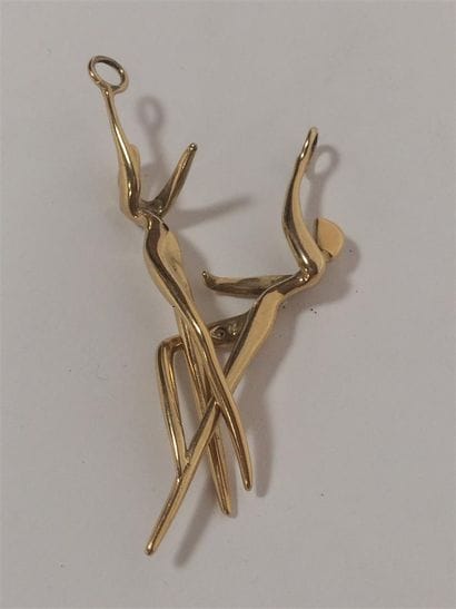 CHARLES JOURDAN. Pendentif en métal doré...