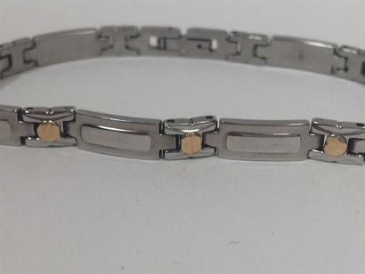 Bracelet bâtonnets acier et agrémenté d'or...