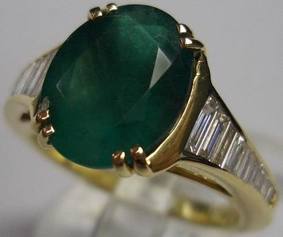 Bague en or ornée d'une émeraude taille ovale...