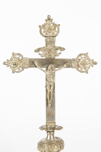Croix fleuronnée en bronze argenté base ovale...