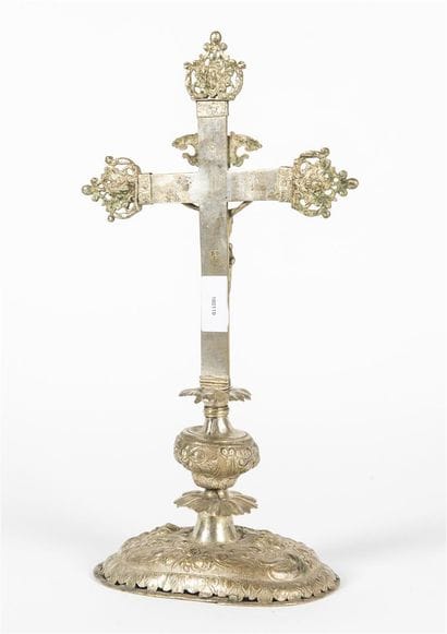 Croix fleuronnée en bronze argenté base ovale...