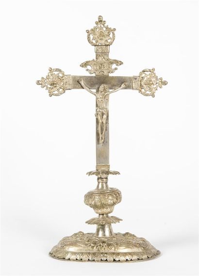 Croix fleuronnée en bronze argenté base ovale...