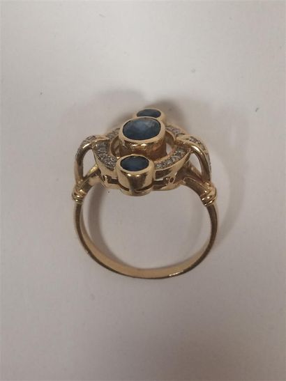 Bague en or jaune formant ecusson à 3 saphirs...