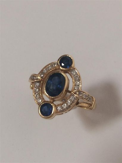 Bague en or jaune formant ecusson à 3 saphirs...