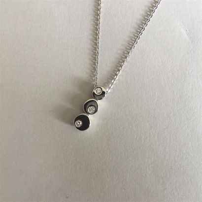 Pendentif ligne de trois diamants sertis...