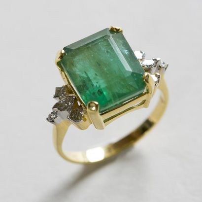 Bague en or jaune sertie en son centre d'une...