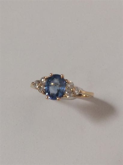 Bague en or jaune (750) 18K ornée d'un saphir...