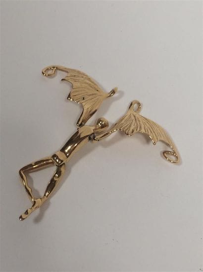 CHARLES JOURDAN. Pendentif en métal doré...