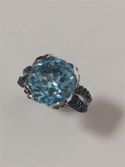 Bague en argent (925) ornée d'une topaze...