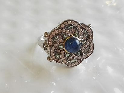 Bague en or blanc (750) 18K ornée en son...
