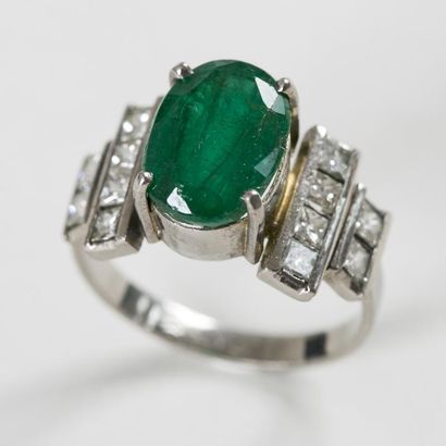 Bague en or blanc griffée d'une émeraude...