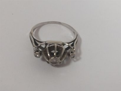 Bague en or gris (750) 18K griffée de trois...