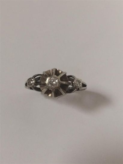 Bague en or gris (750) 18K griffée de trois...