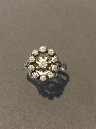 Bague en or blanc (750) 18K corbeille ovale...