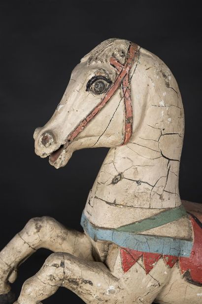Cheval de manège en bois laqué polychrome
Vers...