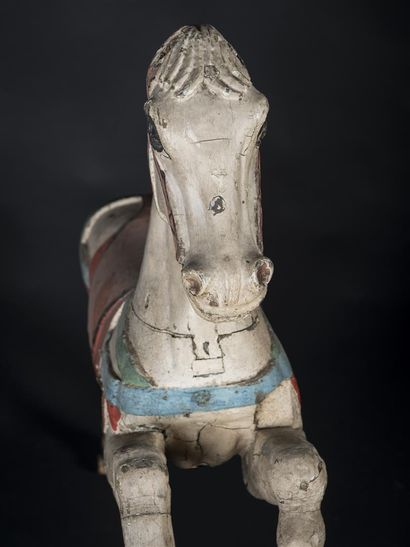 Cheval de manège en bois laqué polychrome
Vers...