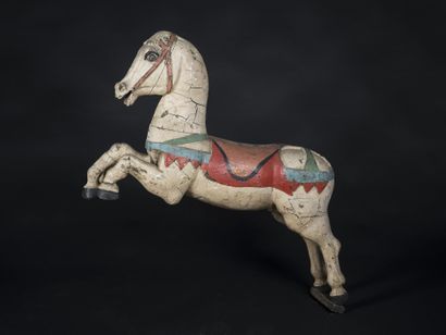 Cheval de manège en bois laqué polychrome
Vers...