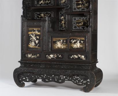 CHINE important cabinet en bois de fer et...