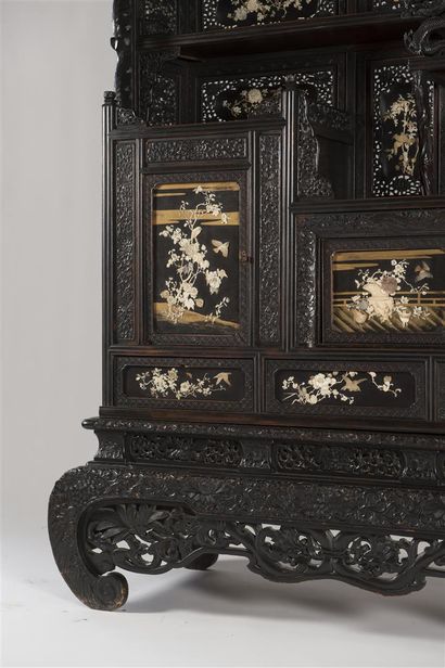 CHINE important cabinet en bois de fer et...