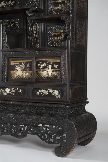 CHINE important cabinet en bois de fer et...