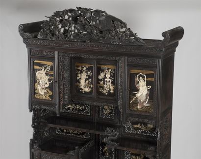 CHINE important cabinet en bois de fer et...