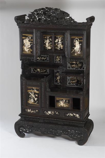 CHINE important cabinet en bois de fer et...